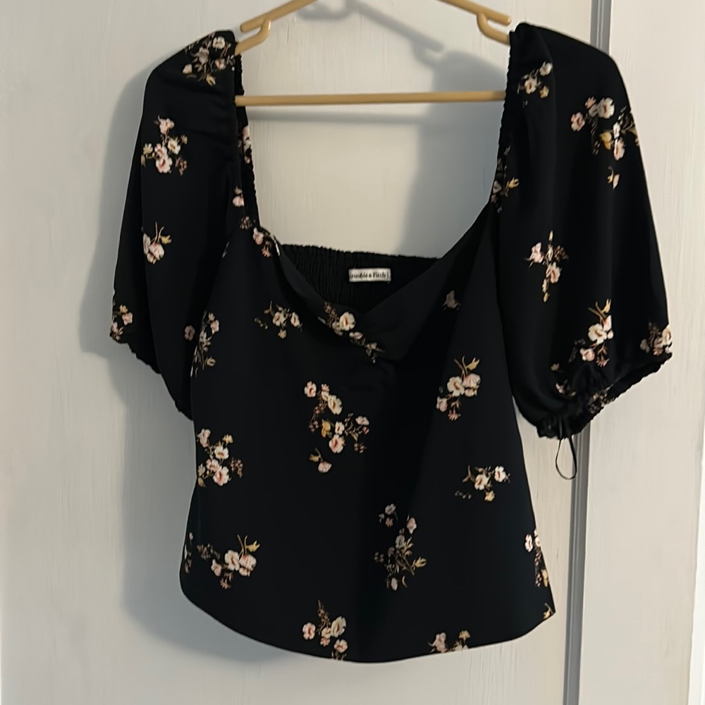 Abercrombie and fitch puff sleeve top M